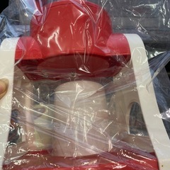 レトロなデザインの手動式かき氷機の画像