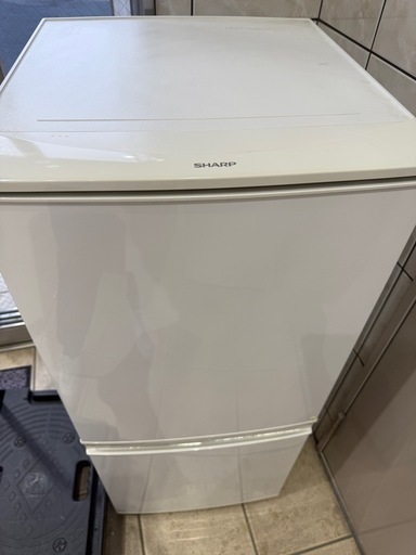 大阪市送料無料‼️冷蔵庫 2017年製 SHARP 137L クリーニング済 状態良し/SHARP冷蔵庫137L/配達可】 (カフェ屋の大家さん) 中津