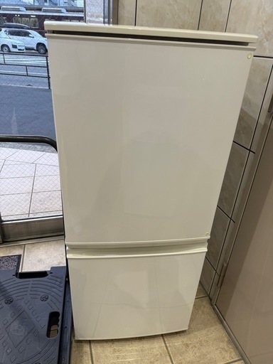 大阪市送料無料‼️冷蔵庫 2017年製 SHARP 137L クリーニング済 状態良し/SHARP冷蔵庫137L/配達可】 (カフェ屋の大家さん) 中津