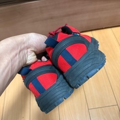 レッドカラーの防水アウトドアシューズ（26.5cm）の画像