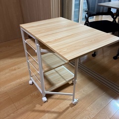 ほぼ新品折りたたみキャスター付きキッチンワゴン　電子レンジや炊飯器等の置き場にの画像