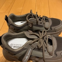 新品未使用品シーンのスニーカーの画像
