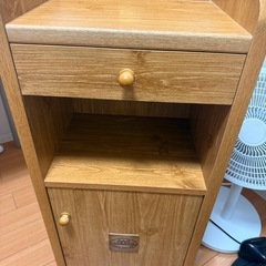 木製キャビネット／収納棚／ナイトテーブル（高さ約80cm） の画像