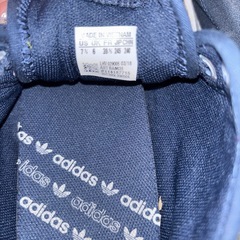 adidasのシューズの画像