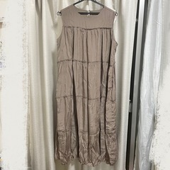 ベージュ　ロング丈ワンピースの画像