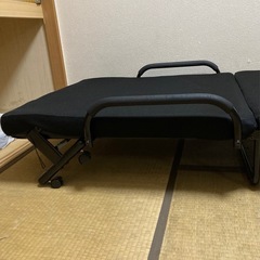 シングルの折り畳みベッドの画像
