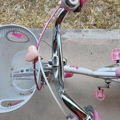 女児向き用補助輪付き自転車の画像