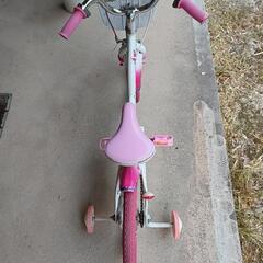 女児向き用補助輪付き自転車の画像