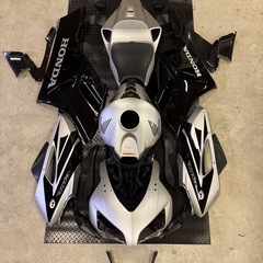 極上外装　cbr1000rr sc57  シートおまけ　フルカウル　