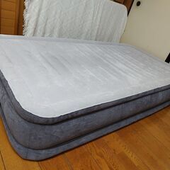 世田谷区近辺配送可能　美品　INTEX エアーベッド　シングル　電動ポンプ内蔵マットレス　AP619J　幅99㎝×長さ1910㎝×高さ33㎝　シングルベットマット　の画像