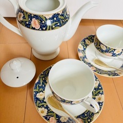 【未使用品】フラワー柄ティーセット　ポット＆カップ＆ソーサーの3点セット　レトロで上品♪の画像