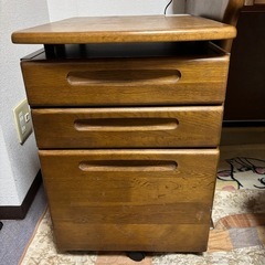 家具調学習机と引き出し、椅子セットの画像
