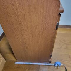 木製オープンシェルフ付きキャビネットの画像
