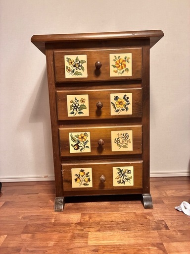 北欧レトロ 花柄タイル張り 木製チェスト 4段タンス カントリー 古家具 北欧レトロ 花柄タイル張り 木製チェスト 4段タンス カントリー 古家具