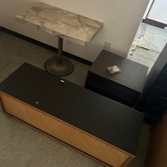 スナックソファ　テーブル二つその他棚テレビ台の画像