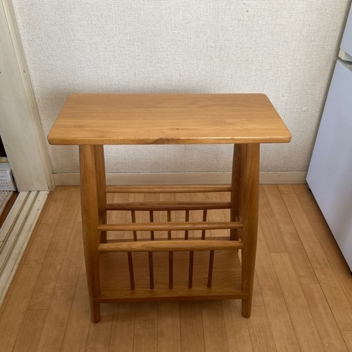 サイドテーブルとマガジンラックのダブル機能 オーク無垢材
