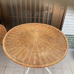 籐のテーブルセットの画像