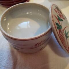 古い二段重ねの、蓋付き器の画像