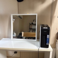 テーブル、鏡、シュレッターの画像