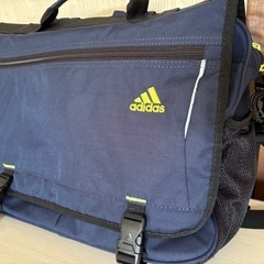 adidas リュック ショルダー 学習かばん 紺色の画像