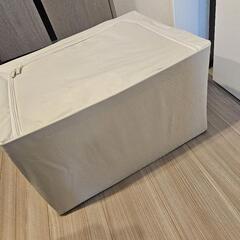 衣類や寝具などを収納するための折りたたみ式収納ボックスの画像