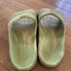 Adidas サンダル グリーン マーブル柄の画像