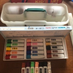 絵の具セット内容　筆2本（ケースつき）　水バケツ　絵の具22本（少ないのもあり）の画像