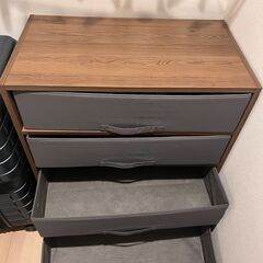 無料のIKEAドレッサー (70 x 80 x 40 cm)
