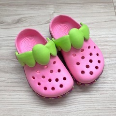 いちご　苺　イチゴ　ピンク　クロックス　サンダル　14cm の画像