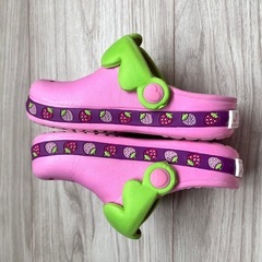 いちご　苺　イチゴ　ピンク　クロックス　サンダル　14cm の画像