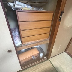 布団セットとタンスの画像