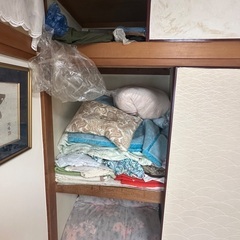 布団セットとタンスの画像
