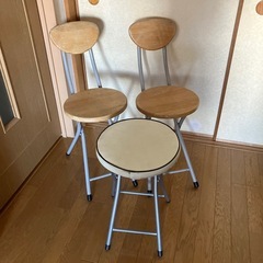背もたれ付きパイプ椅子２つと背もたれ無しのパイプ椅子１つ