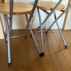 背もたれ付きパイプ椅子２つと背もたれ無しのパイプ椅子１つの画像