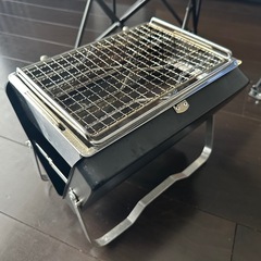 キャンプデビューに最適◎折りたたみチェア2脚＋折りたたみ卓上グリル(BBQ,焚き火台)コンパクト!!持ち運び軽々◎の画像