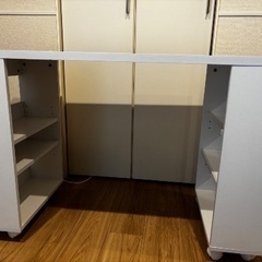 収納付きキャスター付きホワイトデスク（幅108.5cm）の画像