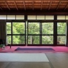 体と心を心地よく！初心者さん大歓迎の少人数お寺ヨガクラスの画像