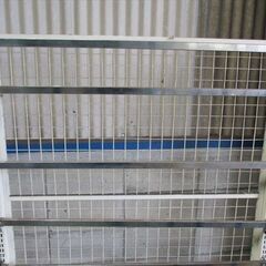 店舗　オフィス家具　商品棚　展示棚　白　フック付きの画像
