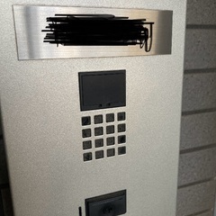 玄関の表札(黒い部分の外枠)シルバー部分を外してくださる方