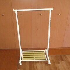 【1800円】ニトリ棚付きハンガーラック　キャスター付き(美品)の画像