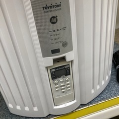 トヨトミ　窓用ルームエアコン　2021年製　※本体側面日焼けあり。枠固定金具、下側欠品です。の画像