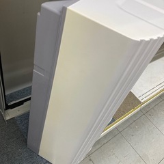 トヨトミ　窓用ルームエアコン　2021年製　※本体側面日焼けあり。枠固定金具、下側欠品です。の画像