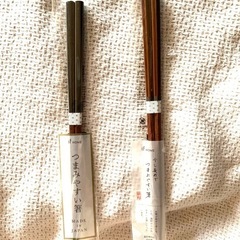 小皿と箸置きと箸のセットの画像