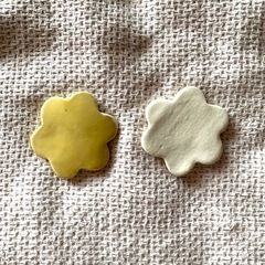 小皿と箸置きと箸のセットの画像