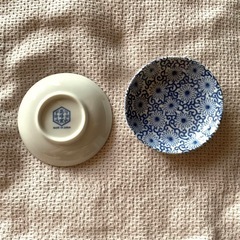 小皿と箸置きと箸のセットの画像