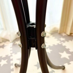 テーブルと椅子2脚の画像