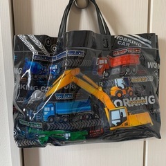 プールバックとタオルの画像