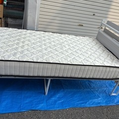 シングルベッドスチール マットレス付きの画像