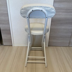 折りたたみ椅子の画像