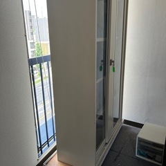 🌟【引渡7/27まで】【鍵付き】ガラス扉スチール書庫（棚付き・移動台付き）しっかり収納したい方へ！の画像